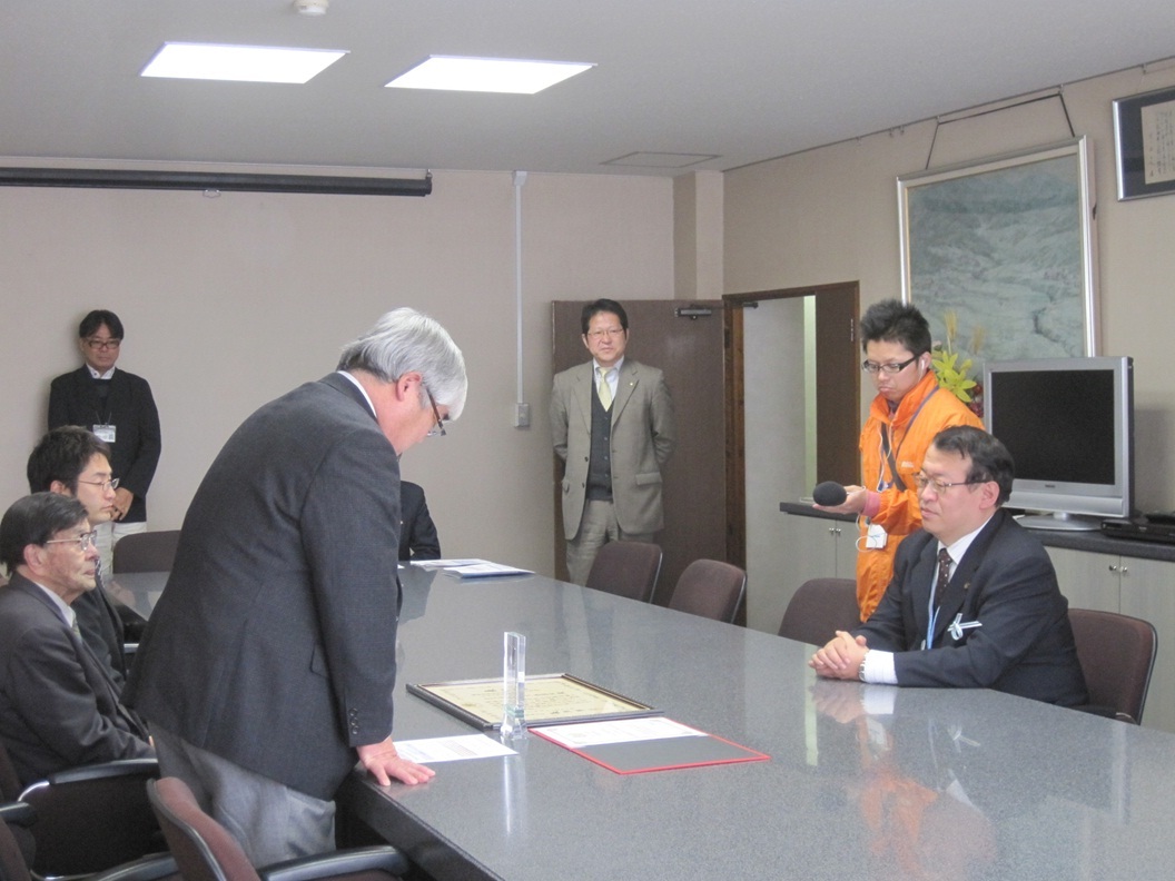 受賞報告をする原社長