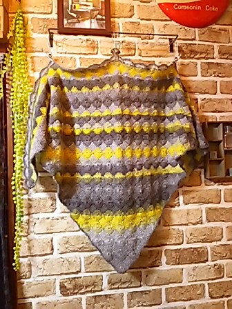 フラワーアフガンクロッシェの三角ショールが完成しました