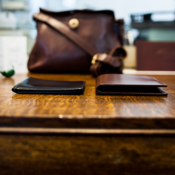  財布,二つ折り,極小,極薄,薄型,スリム,ミニマム,ウォレット,革,レザー,フルレザー,ハンドメイド,手作り,日本製,,made in japan,munekawa,宗川,ムネカワ,直営店,旗艦店,アトリエ.職人,大阪,肥後橋,革,レザーオーダー,セミオーダー,ギフト,贈り物,プレゼント,イタリアンレザー