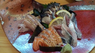 脂ののった新鮮な鰯。軽く炙りを入れたノドグロと鯖、サーモン…