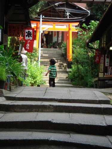 お山参道のひとコマ