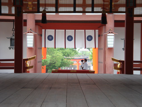 外拝殿から桜門