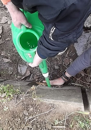 水路の水口から水を入れて導通チェックs.jpg