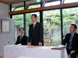 挨拶する田嶋青申会長