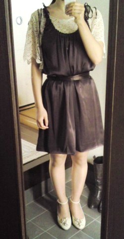 レースのトップスに茶色のワンピース。 腰のリボンは別の服についてたものなんですが、 色がぴったりだったのであわせてみました。 んーこっち着たかったなぁ(^^)