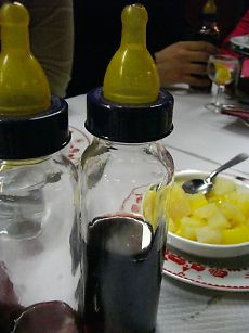 哺乳瓶。