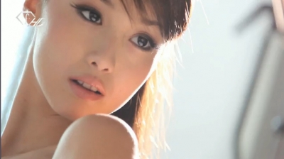 GLAMOROUS(グラマラス)5月号で掲載された「沢尻エリカ フォトシューティング」のメイキング動画GLAMOROUS photoshoot with Erika Sawajiri