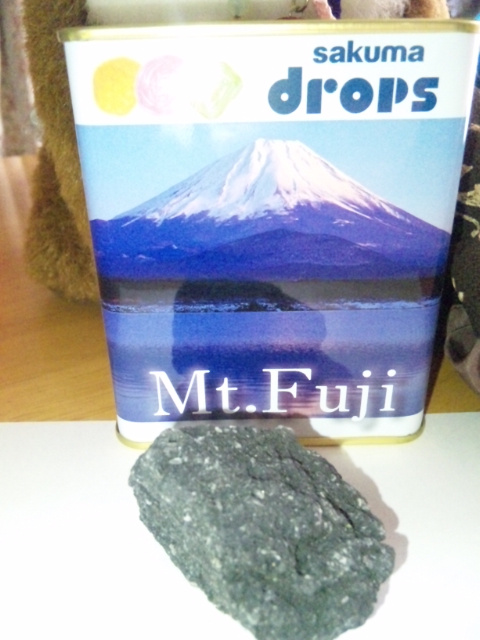 富士山頂の石