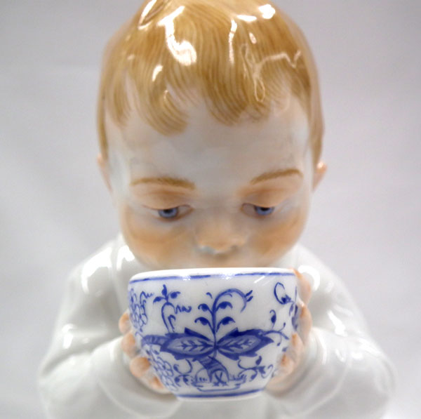マイセン【ヘンチェル人形/マイセンのカップでミルクを飲む男の子 