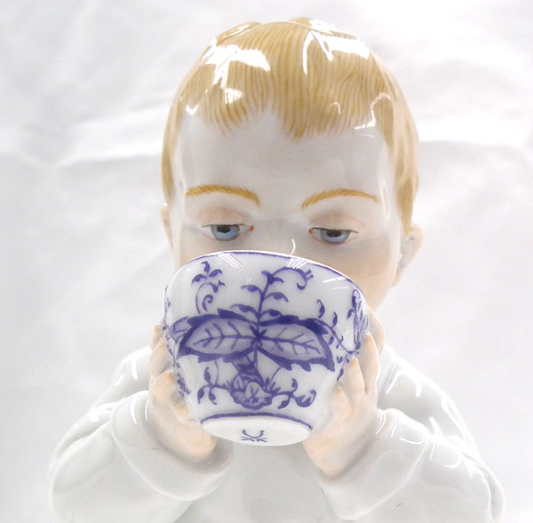 マイセン　ヘンチェル　子供　ミルクを飲む男の子　ブルーオニオン ドイツの名窯マイセン 日本公式サイト|人形「ミルクを飲む子供