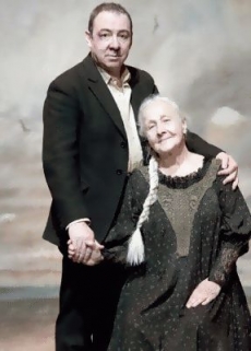 Hervé Pierre and Catherine Samie as Peer Gynt and his mother Åse. Photo: Brigitte Enguèrand
