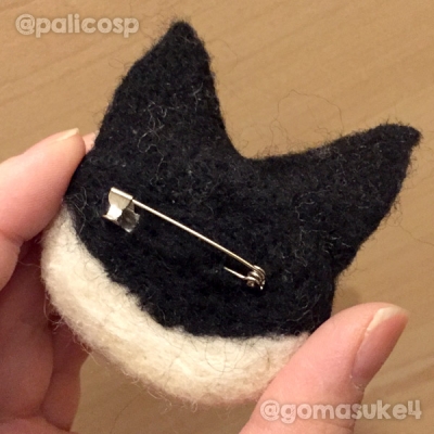 ぶちねこブローチ背面