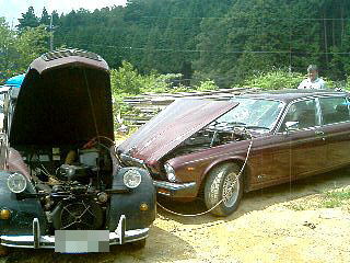 シトロエン2CV(600CC)に電気を借りるジャガー(4200CC)