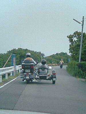 サイドカー(運転者が左だから外車?)