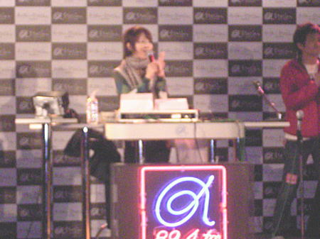 立ってDJしたりしてました