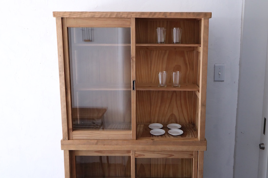 昭和レトロな白木のガラス食器棚入荷しました！ | ブログ『ヒグラシ通信』
