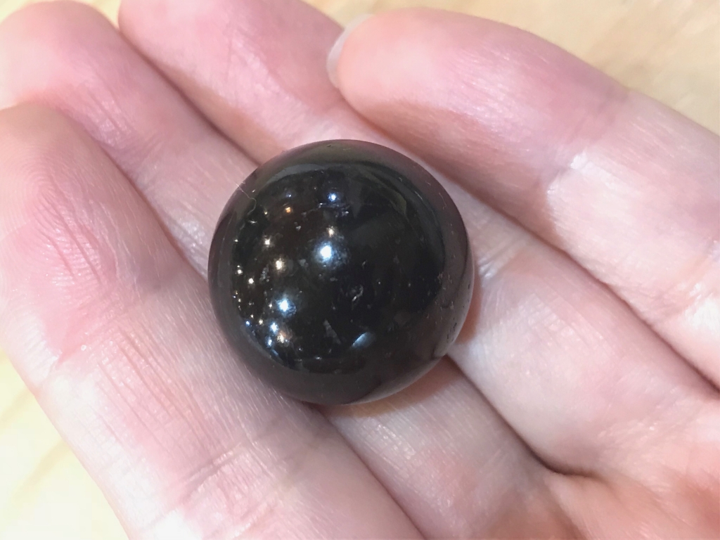 小さな黒い石 鉱物試験問題】黒い石の名前を答えよ | 石の魔法