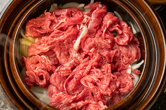 無水牛丼肉を蒸し焼きにするところ