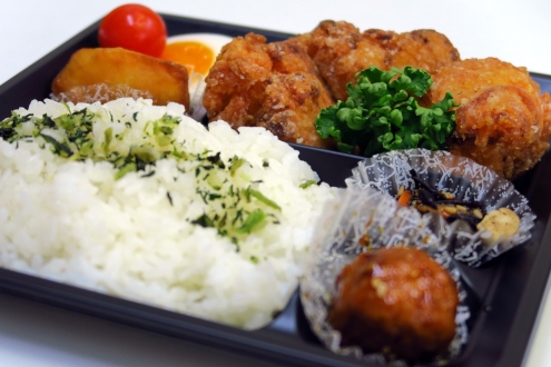 鶏撰の唐揚弁当