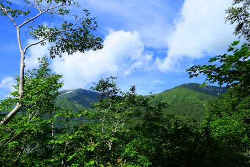 窓明山と三ツ岩岳