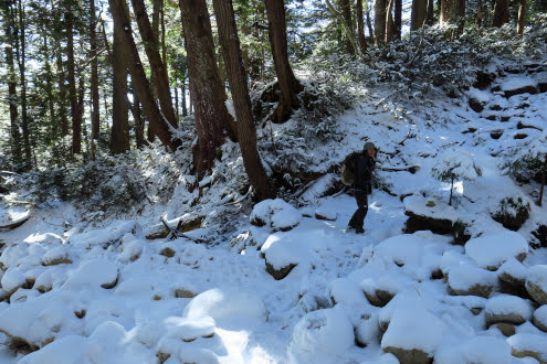 岩ゴロゴロ地帯の雪