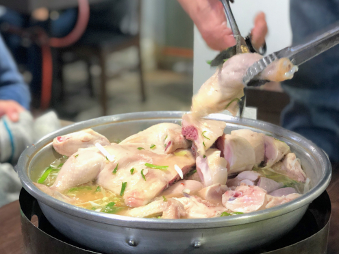 タッカンマリ鍋 肉切る