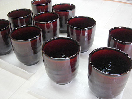 うるしブラウン名入れ湯呑み茶碗ペア製作中