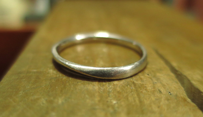 結婚指輪を磨く