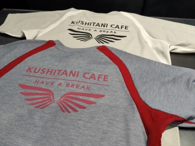 KUSHITANI CAFE グレー ポロシャツＸＬサイズ　クシタニハンガー付き PERFORMANCE STORE限定商品入荷☆ポロシャツ☆Tシャツ・ロングT