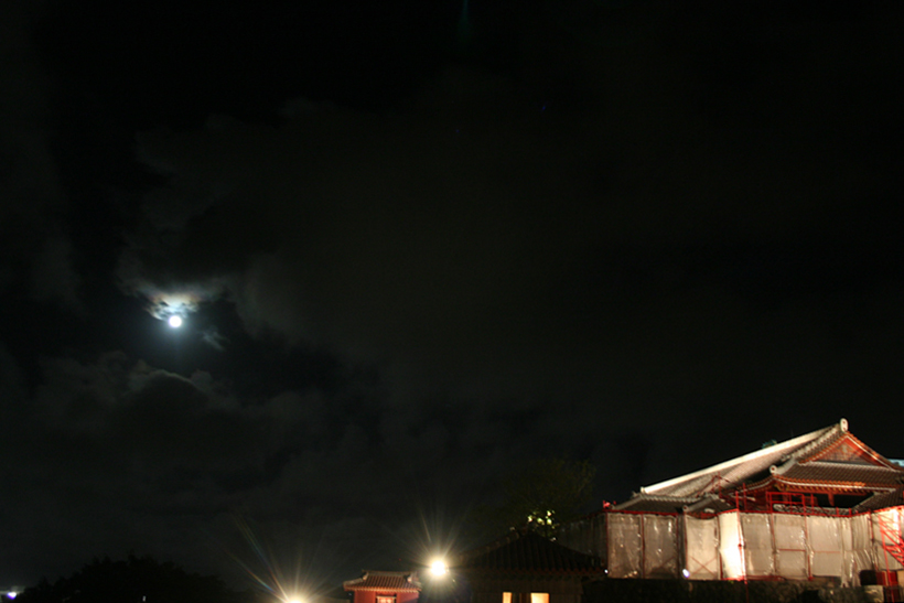 20111111_full_moon_at_syurijyo_2.jpg
