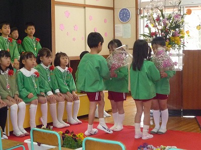 鴨部わかば保育園卒園記念品贈呈4