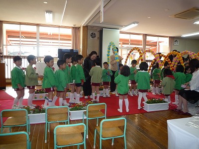 鴨部わかば保育園卒園記念品贈呈5
