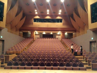 本日は、ホールでのリハーサルを行いました。 30日に使用させて頂く実際の会場ではございませんが、広さなど確認をしたかった為、ホールでのリハーサルと致しました。本番を想定し練習が出来たと思います。