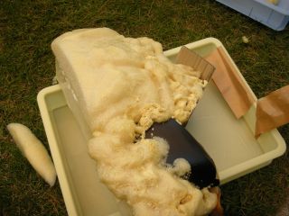 膨らんだ発泡ウレタン.入れすぎた.
