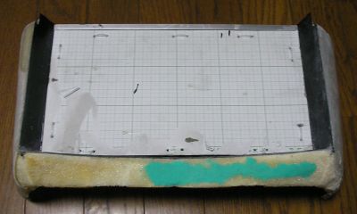 正面下。油粘土塗り中