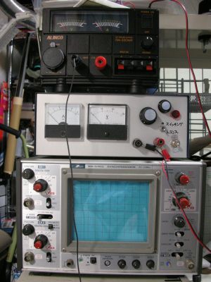 電源とかでかい装置3段積み。