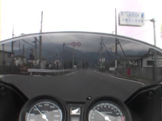 霞がかった鈴鹿山脈へ向かって。