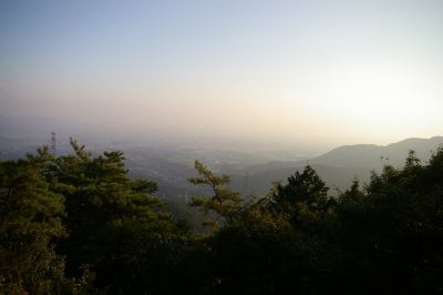 遠景は霞がかってイマイチ。