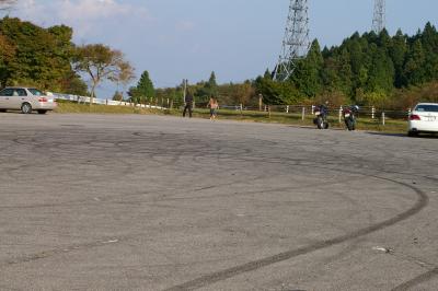 駐車場ではしゃぐ馬鹿の跡