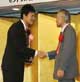 ゴールデンルーキー賞を受賞し、パ・リーグ小池会長と握手をする楽天・田中