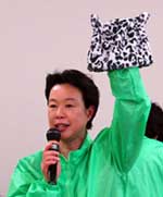 講習会でタオル帽子について説明する吉島美樹子さん=盛岡市内で2009年4月、山口圭一撮影