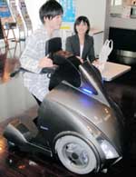 新開発の1人乗り電気自動車「ロデム」=東京都新宿区の早稲田大学