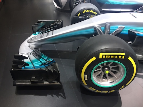 F1マシンを間近で見て!やはりフロントサスの取り付けポイント F1マシンを間近で見て!やはりフロントサスの取り付けポイント