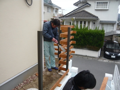 ウッドフェンス施工中