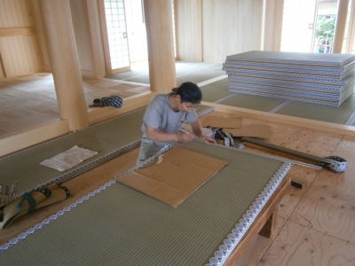 職人が紋縁をつけています