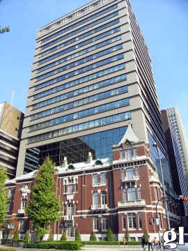 「かさぶた建築」と言われる、東京銀行協会ビルビル