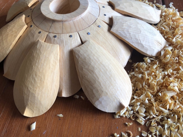 蓮弁をつくる | 松久佳遊 祈りの世界－仏画と仏像