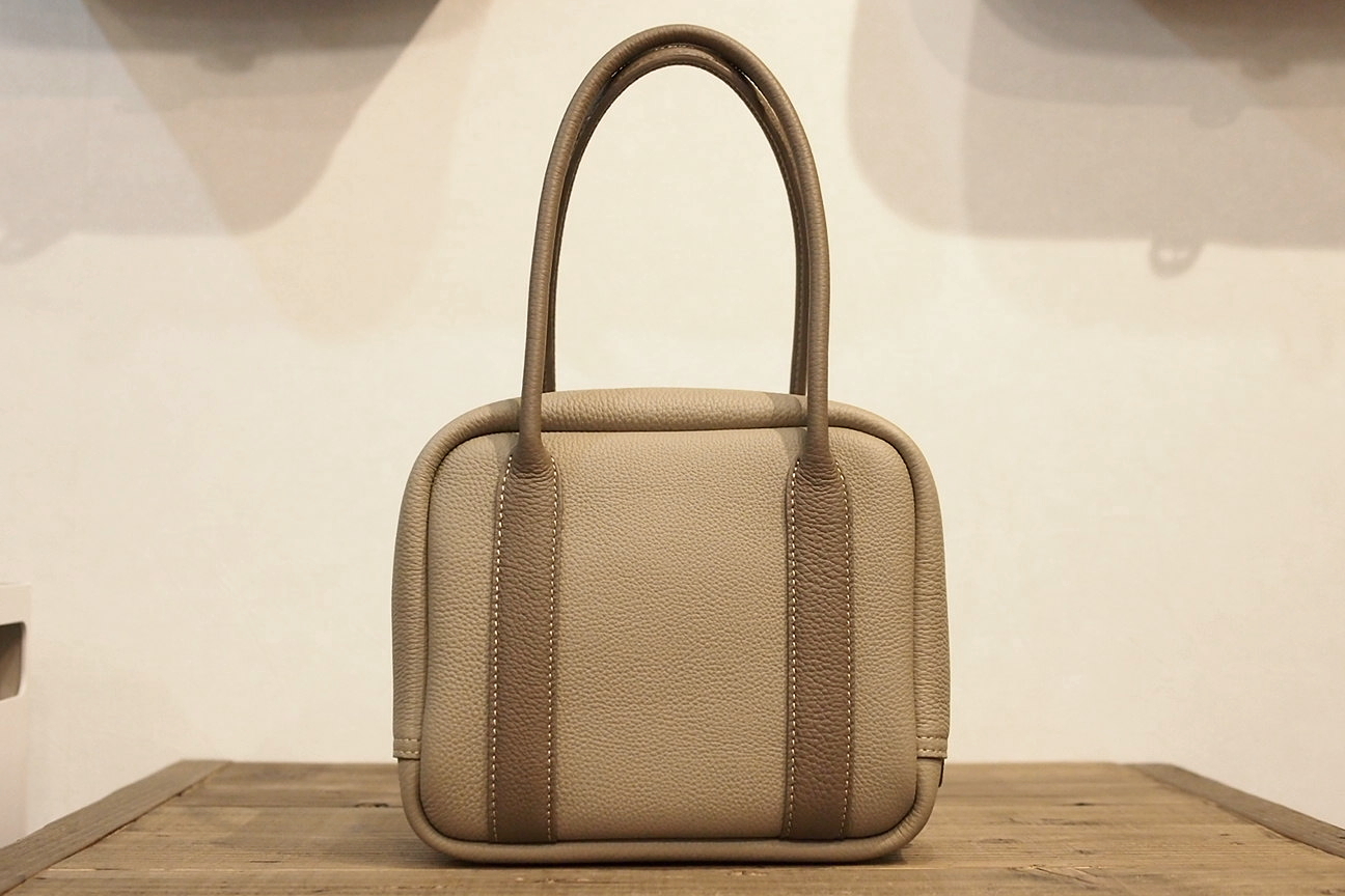 ル・ボナーのコンフェッティ、ツートーン・コンビ色が1つ入荷しました