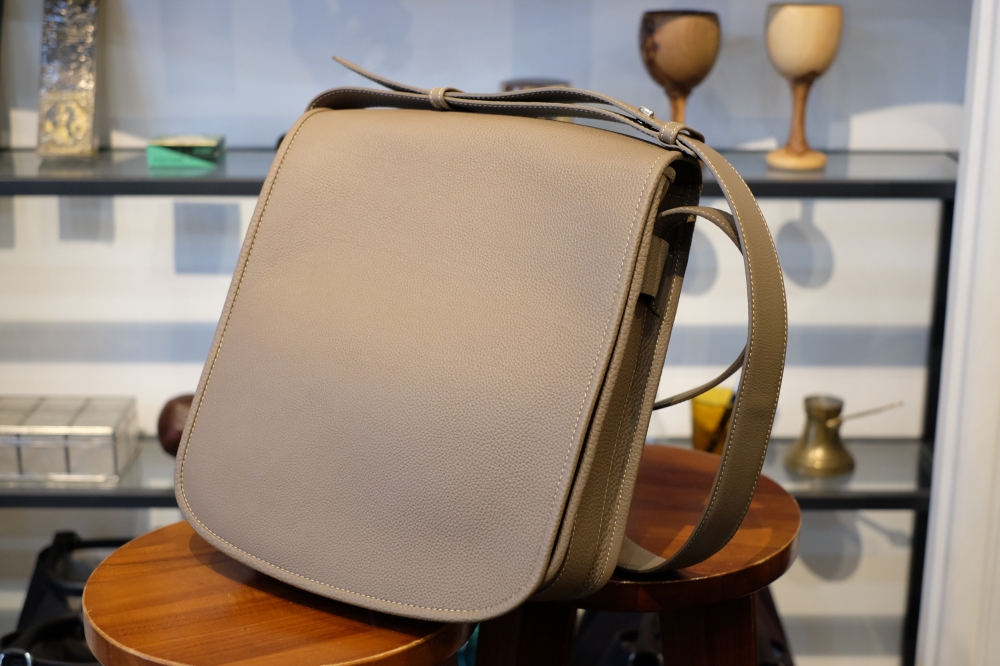 大人の空気漂うディプロマショルダーは、やはり美しい。 | CIRCLE OF