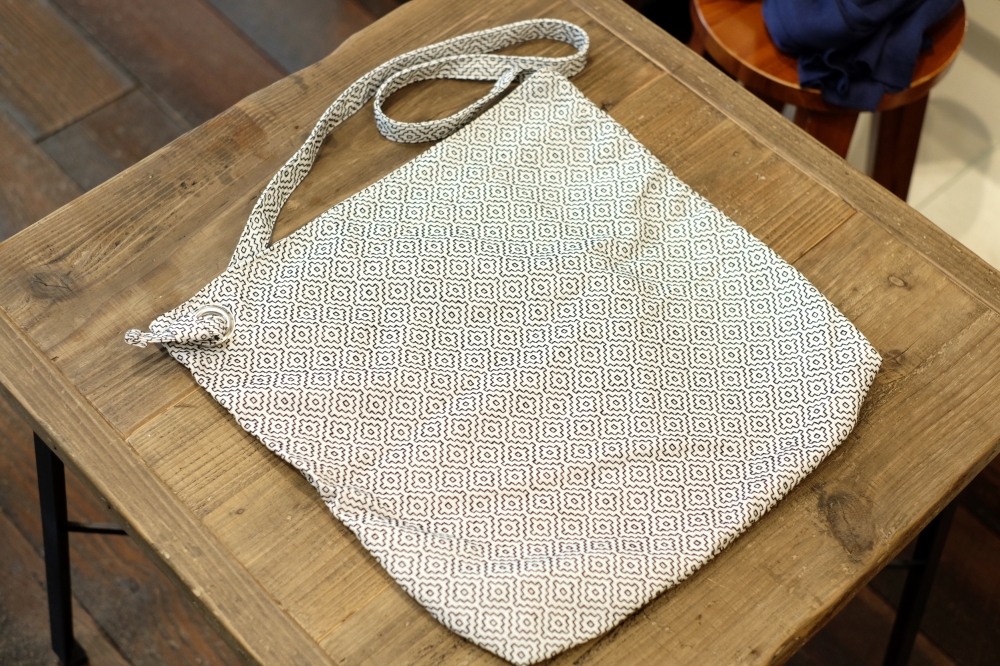 KUON(クオン)の爽やかな刺し子織りサコッシュ(バッグ)と、わがまま